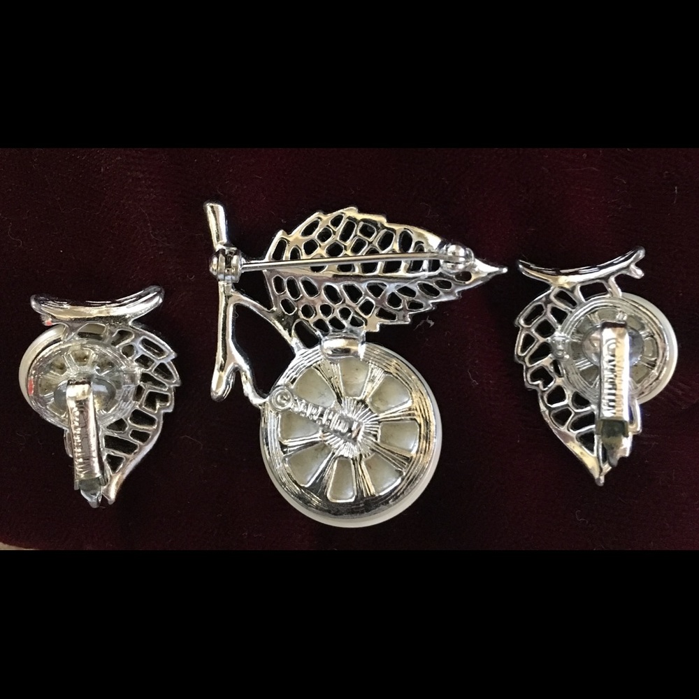Sarah Coventry Brooch and Clip Earrings - Picture 2 of 2